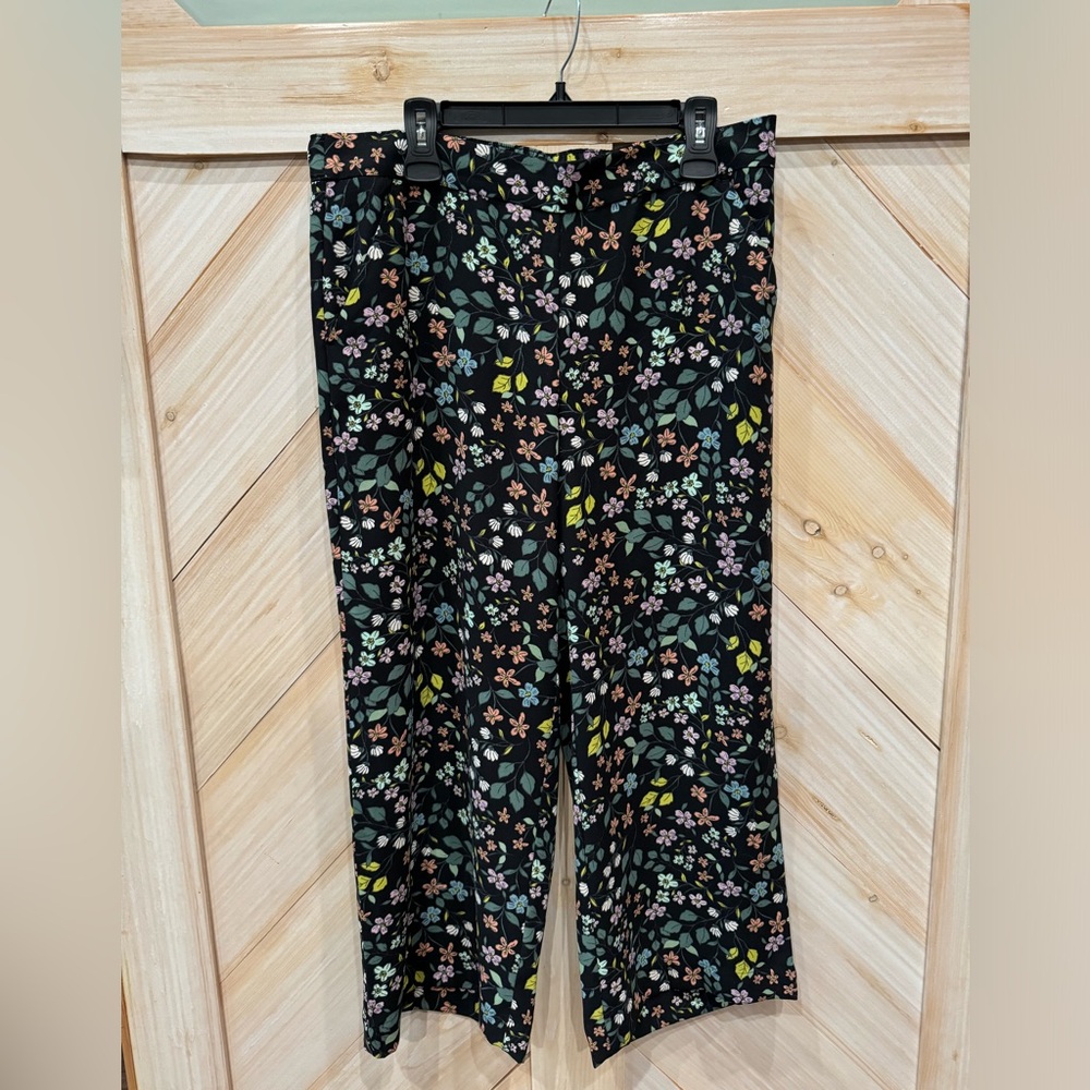 Loft cropped full pants, navy blue floral print. Sz Lg.